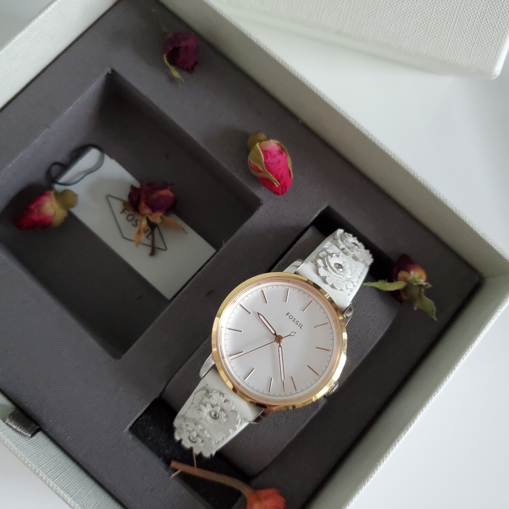 FOSSIL WHITE FLORAL LEATHER BAND WATCH